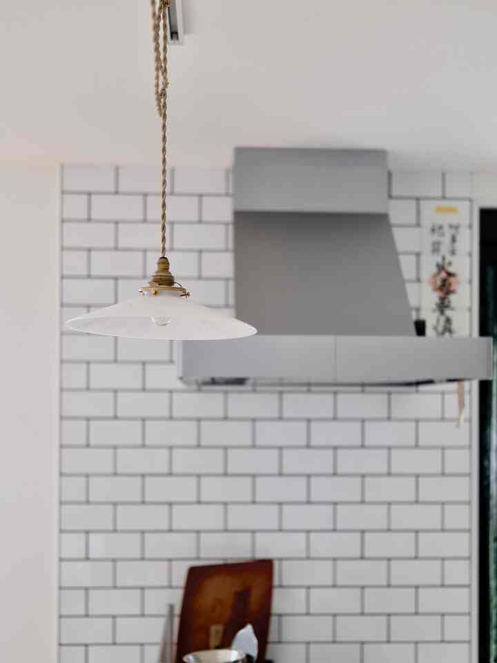 ほとんど使うことはない、福岡のアンティークショップ krank marchelloさんで衝動買いしたランプシェードと、施主支給で付けてもらったサブウェイタイルと、京都愛宕山でいただいたおふだ

#無印良品の家 #mujihouse #krankmarchello