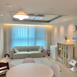 깨끗이 청소한 후🧹 남겨보는 우리집🏡
이사한 지 한달이 되었다.
나 나름대로는 깨끗한 집을 유지하려고 부단히 애쓰고 있다.
아침에 청소기 돌리기와 자기 전에 어질러진 장난감 치우고 자기 루틴을 실천하려고 노력 중이다.
자고 일어났을 때 깨끗한 집을 보면 기분이 좋다.
설거지하는게 제일 힘들었는데 다행히 몇일 전 식세기 이모님이 모셔와서 큰 도움이 되고 있다. (아직 그릇테트리스 실력은 미흡하지만…)
앞으로도 깨끗하고 예쁜 집을 잘 가꾸어봐야지💪🏻
#신축아파트인테리어 #아이둘 #연년생자매 #25평인테리어 #이사후 #깨끗한집 #맞팔 #맞팔환영