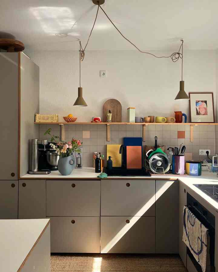Natural color kitchen in beige and wood tones featuring practical storage and pendant lighting with a cozy atmosphere