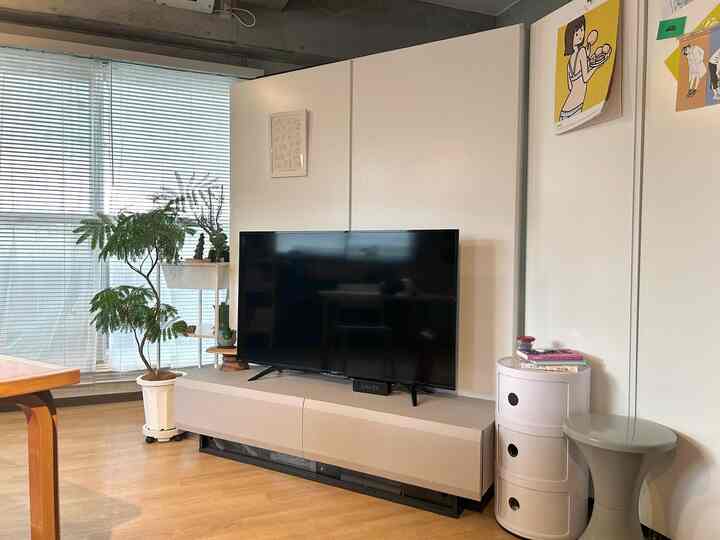 2024.6.24

半年の期間が経ちやっとテレビボードにリメイクシート貼りました😂

購入時からグレーにしてみようかな。
貼るの楽そうなデザインだなと思い準備していたのに半年間やる気がまったく起きなかった...

白、グレー、緑の空間になってそんなに
悪くないんじゃないか？と思っているけどどうですかね？🫢


#リメイクシート #テレビ #観葉植物 #DIY #一人暮らし #賃貸　