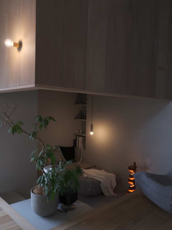 雨の日は昼間もこんな感じで照明が映えるので
悪くないかも、と思えます💡

#リビングインテリア #ダウンリビング #cozycorner #タリアセン #照明 #ペンダントライト #フロアライト