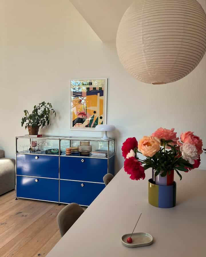 A pop of color and the timeless charm of Noguchi pendant lights create a stunning modern dining area.

Credit: @alessmalpica

#ModernHome #NoguchiLights #DiningRoomInspo #InteriorGoals