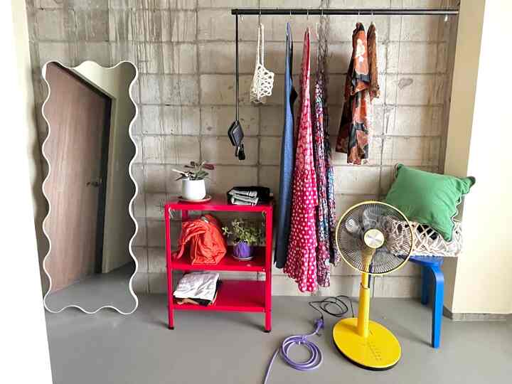 #収納 #収納棚 #収納スペース #収納インテリア #スチールラック #扇風機 #ミラー #姿見 #全身鏡 #全身ミラー #躯体現し #リノベーション #リノベ #カラフル #カラフルインテリア #カラフルなインテリア #IKEA #colorful