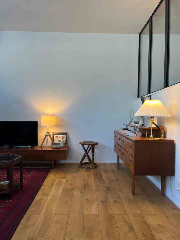 入居して１年半。無垢床も少し味が出てきた気がする。
#無垢床 #ヴィンテージ家具 #ヴィンテージラグ