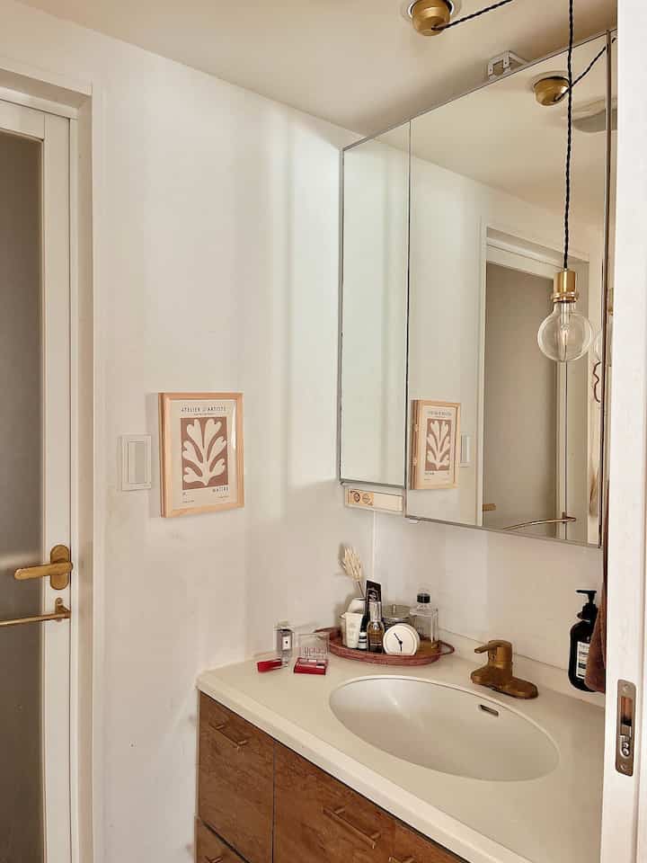 2024.06.25

It's been a while since I've been to the bathroom 𓈒𓏸
I put on my makeup here in the morning, so there's a lot of my stuff here 🫢

#Bathroom #バスルーム #bathroom