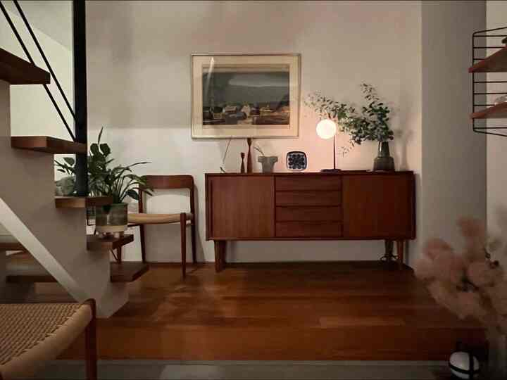 温かみのあるウッドトーンと植物が配置されたシンプルな北欧風リビングの雰囲気あるインテリア