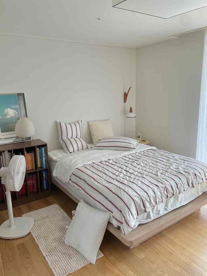 ＃製品提供暑い夏の日も深く眠るシアーサーカー🫶🏻

6月なのに暑すぎる最近🥵
前面はマイクロファイバー、裏面はシアサーカーである涼しいヌビジオ両面布団で今夏準備しました🩵

優れた通気性のシアサーカー素材は、涼しい素材だから暑い夏にお出かけですね！

私たちの家に入った「深く寝るシアーサーカー夏の羽毛布団」はデザインもきれいなことが多すぎて長い悩みの末に私の好きなストライプパターンで決めたのですが、うまくいったと思います😉

ヌビジオで今日も涼しく蜂蜜の予約ですね😴🩵




   #누비지오 #이불 #차렵이불 #여름이불 #시어서커 #미드센추리 #깊게자요 #이불세트 #배게커버 #베개커버 #안방인테리어 #안방꾸미기 #침대인테리어 #이불패드 #이불커버 