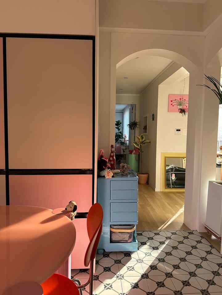 #오늘장면한컷

Di dapur cantik yang dipenuhi sinar matahari pagi 🩵🩷
Di dalam sebuah rumah, sinar matahari menyinari seluruh rumah dari pagi hingga sore hari.
Tolong ungkapkan 💡💡💡
Di apartemen selalu ada ruangan yang lampunya harus dinyalakan di siang hari, tapi rumahnya terang ke segala arah, jadi tidak perlu menyalakan lampu di siang hari, jadi ini dunia yang benar-benar baru🫶🏻
Karena rumahnya menghadap tenggara, ventilasinya baik, jadi saya puas lebih dari 1000%.
Saya tinggal di sebuah rumah😘 
Mari kita jalani hari yang menyenangkan hari ini juga 🩵 
Saya berjanji🤣🙌🏻

#FTC5th #ftc5기이야기 #오늘의집 #집스타그램 #주택살이 #주택일기 #주택리모델링 #주택인테리어 {8 #Plant Interior} #모닝루틴 #집의기록 #🏡