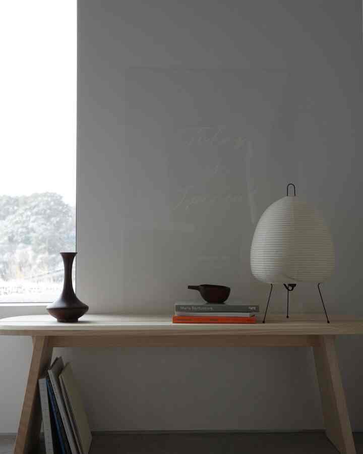 
A copper vase I found at a flea market and a 1-go bowl by Omura Daigo that I came across while traveling.

#Bench #インテリア #フラワーベース #洋書