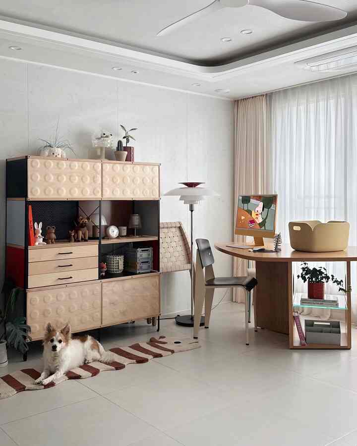 #今日の私の家

西在室を赤ちゃんの部屋に出して
リビングルームの家具の配置を変えて書斎空間を作りました。
🪑👩🏻‍💻📚🤎
昨年買ったテクタm21-1テーブルもありました。
そして変わった空間によく似合うように
いくつかのきれいなアイテムを聞きました。 

𝟷MUUTOリストア収納バスケット|ベージュグリーン
リサイクルペットボトルから抽出したFiber素材で製作。
サイズが豊富で厚みのあるしっかりしたバスケットです。
いろいろな品物をすっきり収納するのが好きです。

𝟸MUUTOスケッチツールボックス|グレー
家の形、かわいいデザインのデスクツールボックス。
ハンドルが付いているので移動が便利です。
仕切りがあり、リモコン、筆記具など分離して収納するのが好きです。 
私は机の上で使用し、後で赤ちゃんの部屋で 
体温計、衛生用品などを入れておく用途に使用しようと思います。

𝟹 OYOY レオラルバラグ
インテリアにポイントになってくれるかわいい幼虫ラグ。
厚みのあるウールラグで組織感がしっかりしています。
ウール80％+コットン20％素材、ハンドメイド




＃リビングルームインテリアoyoy #ムートツールボックス 