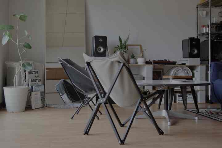 #賃貸リビング #アウトドアチェア #アウトドア用品 #オーディオ #コンクリートブロック #簡易diy #ローテーブル #丸テーブル