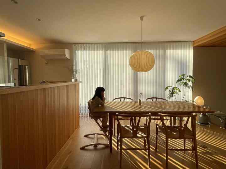 バーチカルブラインドは、光の入り方が綺麗

ただこれからの時期エアコンで揺れますよ
#yチェア #アカリ #akari #reander #リエンダー #カールハンセンサン　