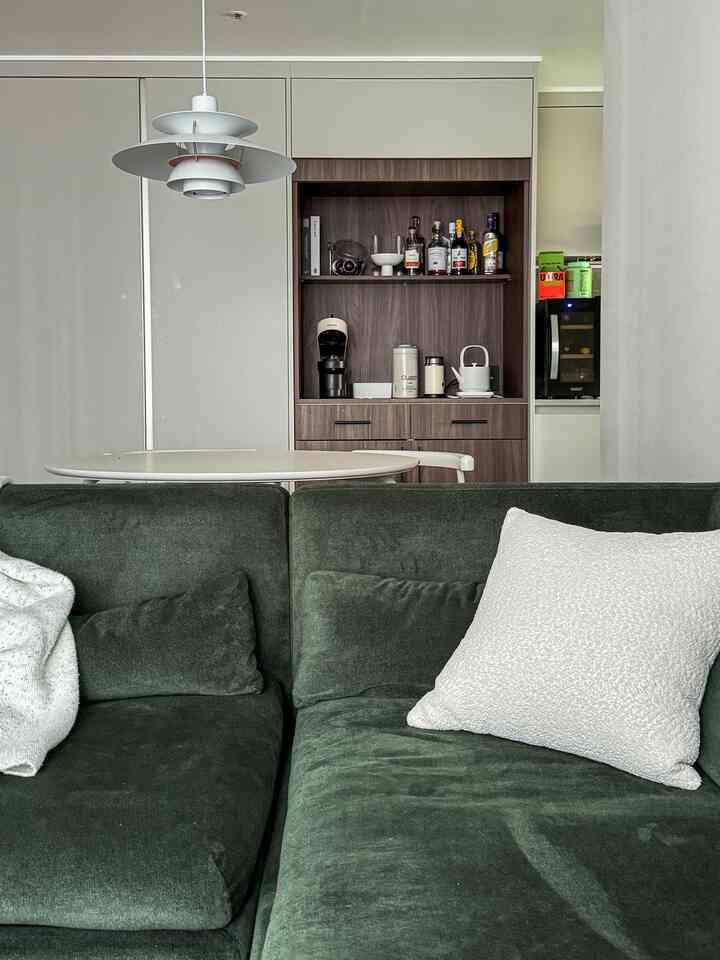 #우리집포토존

落ち着いた雰囲気のホテルスイートのようにスタイリング
マウミリビングルームのソファ
我が家で一番写真たくさん撮るシグネチャー空間です。 

ブランド：ジャクソンカメレオン（@jacksonchameleon）
モーダル名：Bolson
素材:ベルベティ38(ディープグリーン)
構成：右肘掛け2個（1500×900×730）
購入先：ムーブメントラップ（@movementlab_official）

私たちの家のポイントである松の風景を見ることができます。
ダイニングスペースを分離してくれる役割でソファを配置しました。
ボールソンソファ専用クッションを別途購入で一緒に購入しないで 
私はホワイトクッションで別途購入してスタイリングしました。 

ソファのクッション部分の生地は分離されています 
洗濯が可能です（洗濯機と乾燥機）
清潔さを保ち、よく使えます。 
そしてベッドと同じくらい快適で広々としていて、昼間は寝ています。  #신혼집꾸미기 #신혼집거실 #신혼집가구 #신혼가구 #신혼부부 #홈캉스 #호텔인테리어 #livingroom #livingroomdecor #livingmybestlife #homestyle 