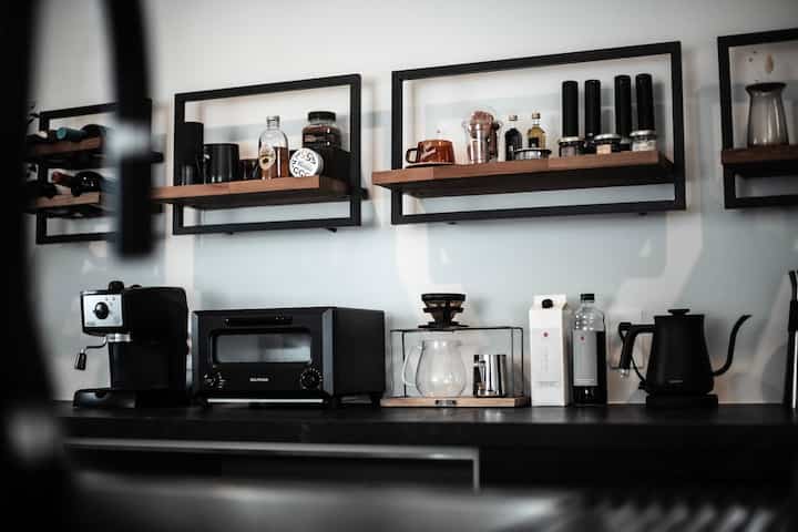 我が家のキッチンのバック
コーヒーを淹れる器具が多めです🤭

#グラフテクトキッチン
#キッチン 
#バルミューダ
#BALMUDA 
#ハンドドリップ 
