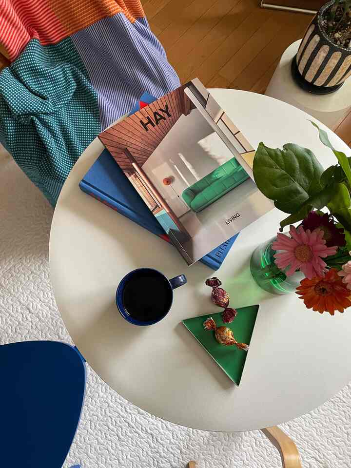 coffee time
ラウンドテーブルはウッドの天板でしたが、
ホワイトのテーブルマットをひいてます
#ラウンドテーブル  #コーヒータイム  #コーヒーカップ  #カラフルなインテリア  #カラフル  #iittala  #IKEA #HAY #インテリア  