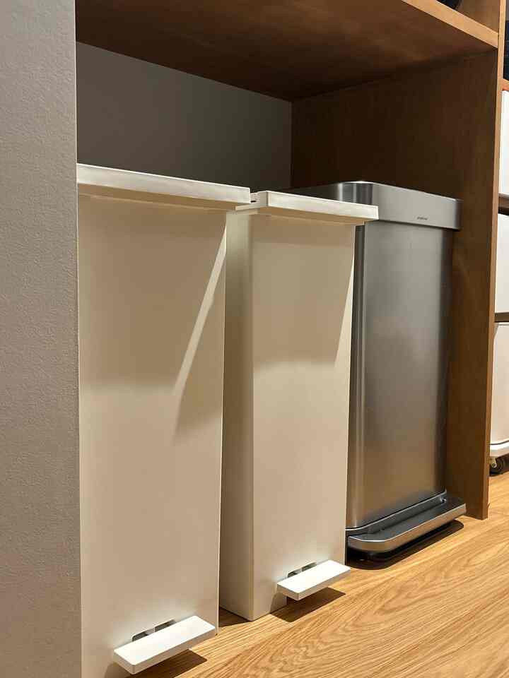 I put things I don't want to show in the pantry.

Both the keyuca and simplehuman trash cans are quiet when closing, so I'm very happy with them.

#keyuca
#simplehuman
#dustbox
#trashcan