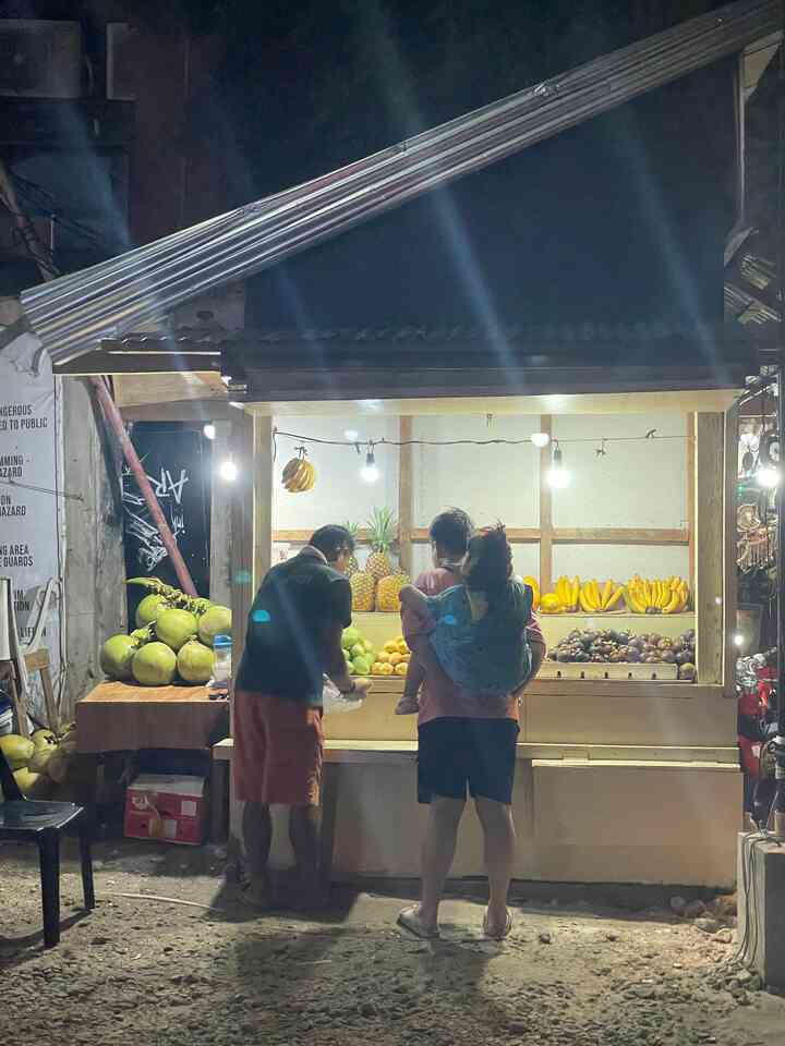 #夏休みはここで

#Philippines #Bohol ✈️
#AlonaBeach #Panglao 🏝️

アロナビーチの隣の路地入口
果物屋の前に足が止まった
ホステルで食べるフルーツ購入中に.. 
🥥🍌🍍🍐🥭🍈🍉

マンゴーアップルマンゴーマンゴスチンバナナパイナップル
ココナッツなど..久しぶりにフィリピンの果物に会う
雪がふわふわ〜ゴム針パンパン🤩

フルーツボスはバナナをよく食べる 
子供の姿を見た後 
バナナをもう1つ渡してください。 
子供は2番目のバナナを食べています。 

前日の真夜中にセブに到着すると、空港でも
盛り上がって船に到着したパングラオ島ボホールでも
私たちが通りを通り過ぎるたびに〜 
毎日会うフィリピン人に 
多くの愛を受けた私たちの子供と
本当に感謝の時間で覚えています:) 


＃フィリピン＃ボホール＃アロナビーチ＃旅行先＃フルーツショップ
＃フィリピンのボホール＃ヤシの木＃パングラオ島＃パングラオ＃島＃海
＃2023年＃5月＃フィリピン旅行＃ボホール旅行＃詳細旅行
＃昨年の旅行＃昨年の旅行＃東南アジア旅行＃海外旅行＃記録 
＃旅行写真＃旅行地おすすめ＃旅行コレクション＃トロピカルフルーツ
