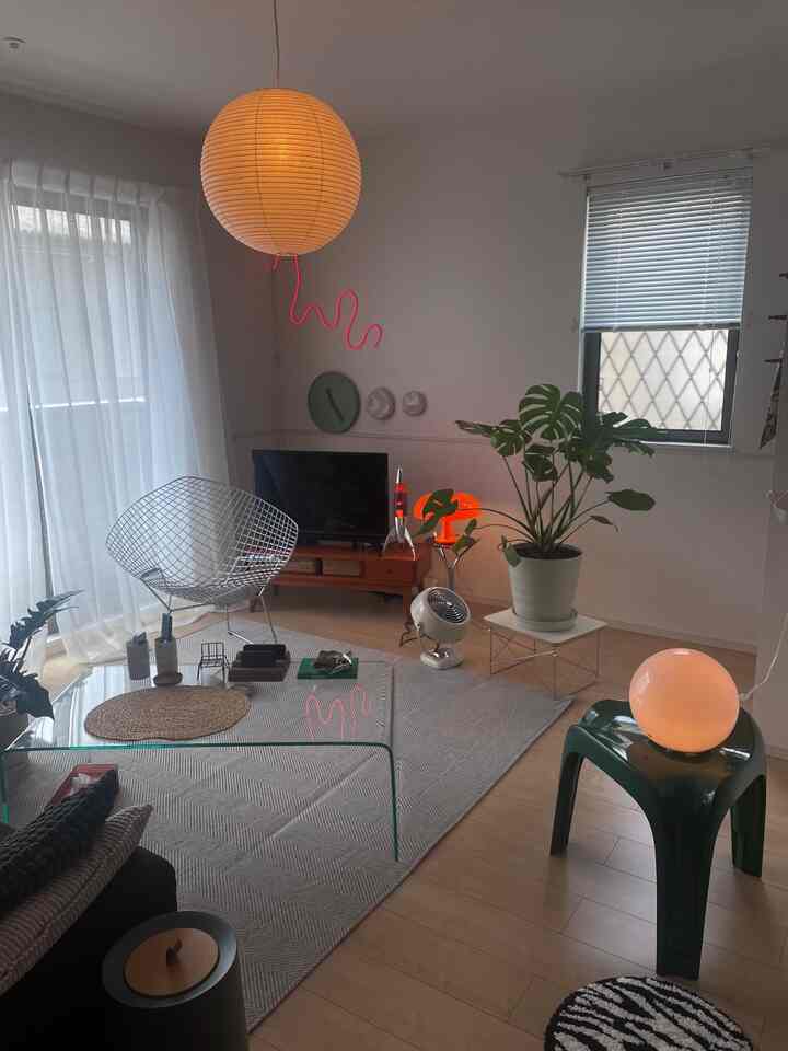 The lighting is beautiful during the slightly dark rainy season 💡

#living alone #賃貸 #インテリア #ルームツアー #家具 #グリーンのある暮らし #北欧 #ミッドセンチュリー #myroom #homestyling #cozyhome #homedesign #interior #midcenturymodern #interiordesign #akari #ikea #hometour #homedecor #minivlog #n203post