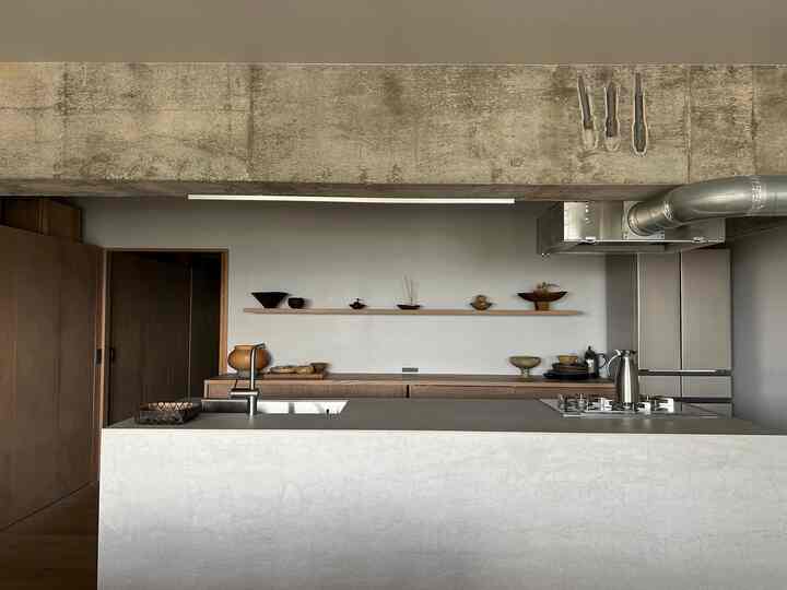 雨の日に佇むクールなキッチン。
造作キッチンにはステンレスのアイテムで引き締めて。
梅雨の湿度もひんやりした素材で気分になります。

#造作キッチン
#ディスプレイ棚
#アイランドキッチン
#木工作家
#イイダウッドターニング
#盛永省司
#富井貴志