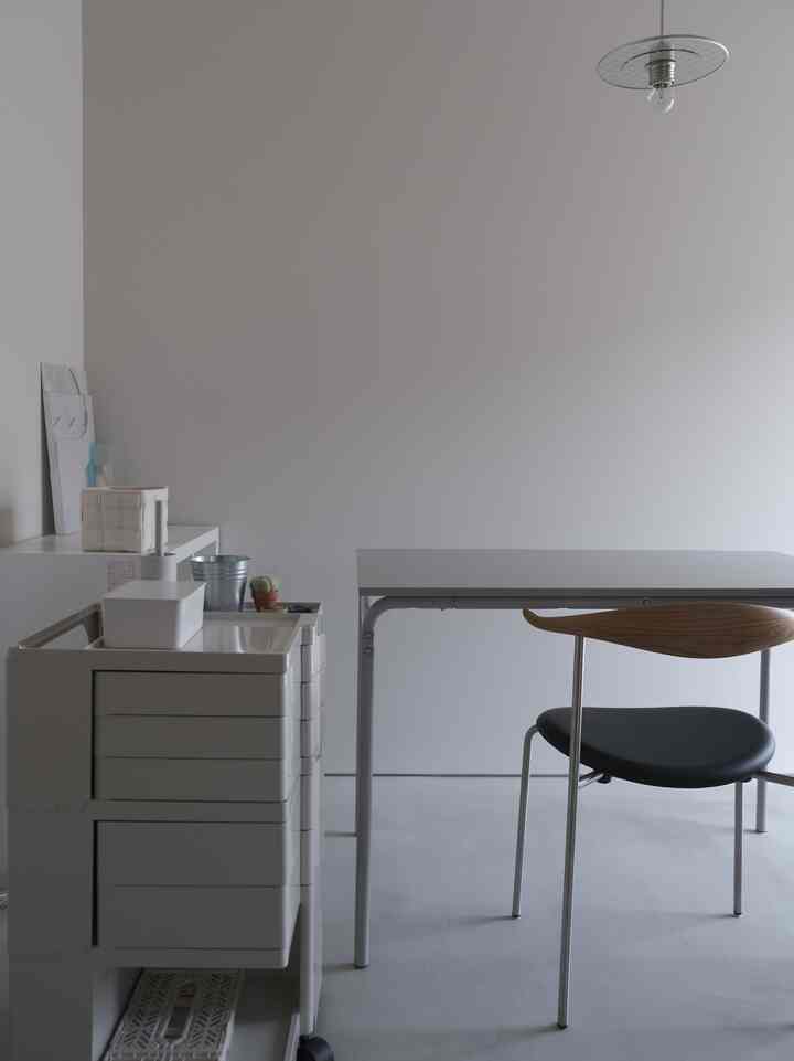 私のアトリエ。作業場です。
ボビーワゴンは日本限定色のstone white。
真っ白はうちでは浮いてしまうのでこの色があって助かりました。
ワゴンのおかげで机が散らかるのを防いでくれてます🍃

テーブルはたくさん汚したり傷つけたりしちゃうのでIKEAで掃除しやすく安価なものを選びました！

#アトリエ #作業場 #作業部屋 