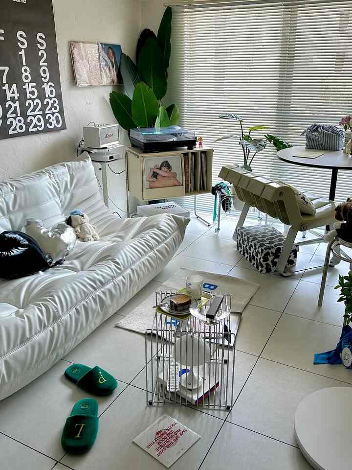 届くの楽しみにしてたパントンワイヤーシェルフ!
我が家は狭いから...小さめのソファーテーブルを
探してて🔍IKEAとか迷ったけどずっと欲しかったのもあってこれにしてみた🤍
もう1つ買い足そうかなと考え中。
小ぶりサイズが狭い我が家にぴったり🫶🏻


#リビング #リビングインテリア #リビング小物 #ソファ #ソファインテリア #ソファテーブル #Montana #マイホーム 