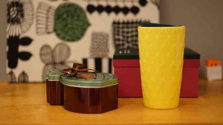 A souvenir from my husband who went on a business trip to Hawaii the other day ^ ^
I've never been to Hawaii 😭‼ ️

A classic? But he requested a Honolulu Cookie pineapple tin🍍 and a Starbucks pineapple tumbler!

Amazing? It turned out to be a souvenir😆✨
The ceramic tumbler has a nice texture and is plump and cute...♡

#Starbucks 
#Cookie tin 
#Hawaii 
#Souvenir 
#Pineapple 
#Tumbler 
