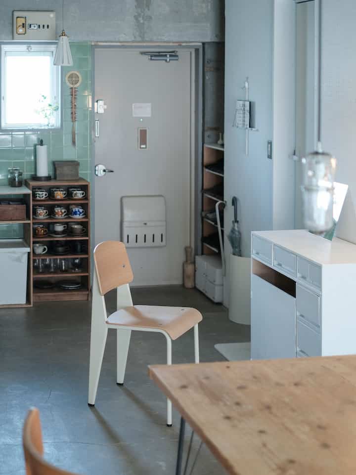 スタンダードチェアが部屋の主役になるくらい存在感がある。

#interior #myroom #antique #diy #renovation #インテリア #賃貸インテリア #ひとり暮らし #賃貸暮らし #アンティーク #リノベーション #古道具 #暮らしの記録 #古道具のある暮らし