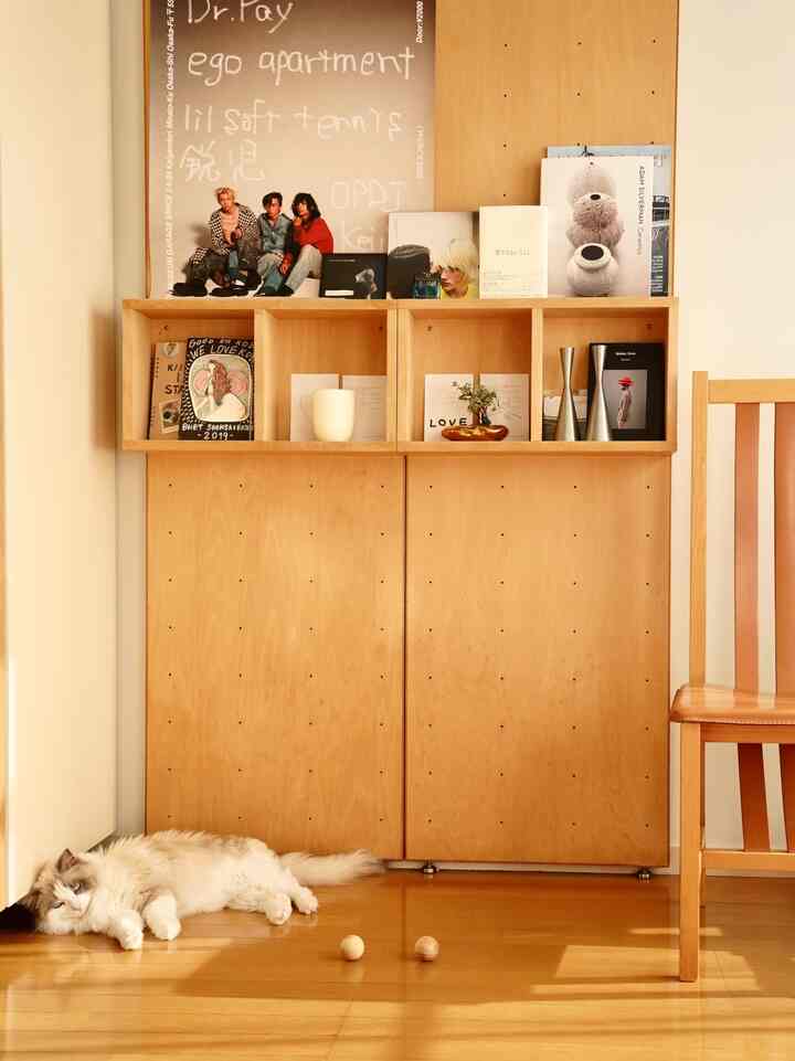 The built-in shelves are displayed with a theme of "love" 🩶
#Living room #インテリア #間接照明 #本棚 #ワゴン