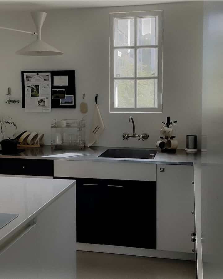 #이케아추천템 #자석메모보드 #자석보드 #메모보드
#papan magnet

Saya pergi ke Ikea sebelumnya dan melihat papan memo magnetik baru jadi saya mengambilnya😁
Malah hitam..🖤
Saya bertanya-tanya di mana harus menaruhnya, jadi saya meletakkannya di dinding wastafel dapur seperti ini, dan meletakkan kartu pos berwarna hijau agar serasi dengan pohon hijau di luar. 
Saya tempelkan dengan magnet..🍃
Lemari bawah berwarna hitam sangat cocok dengan dapur saya..!!

#Interior dapur #주방인테리어디자인 #부엌조명 #주방소품 #인테리어소품 #마그넷 #감성주방 #감성소품 #집꾸미기 #블랙인테리어 #블랙주방인테리어 #블랙앤화이트인테리어 #블랙앤화이트주방