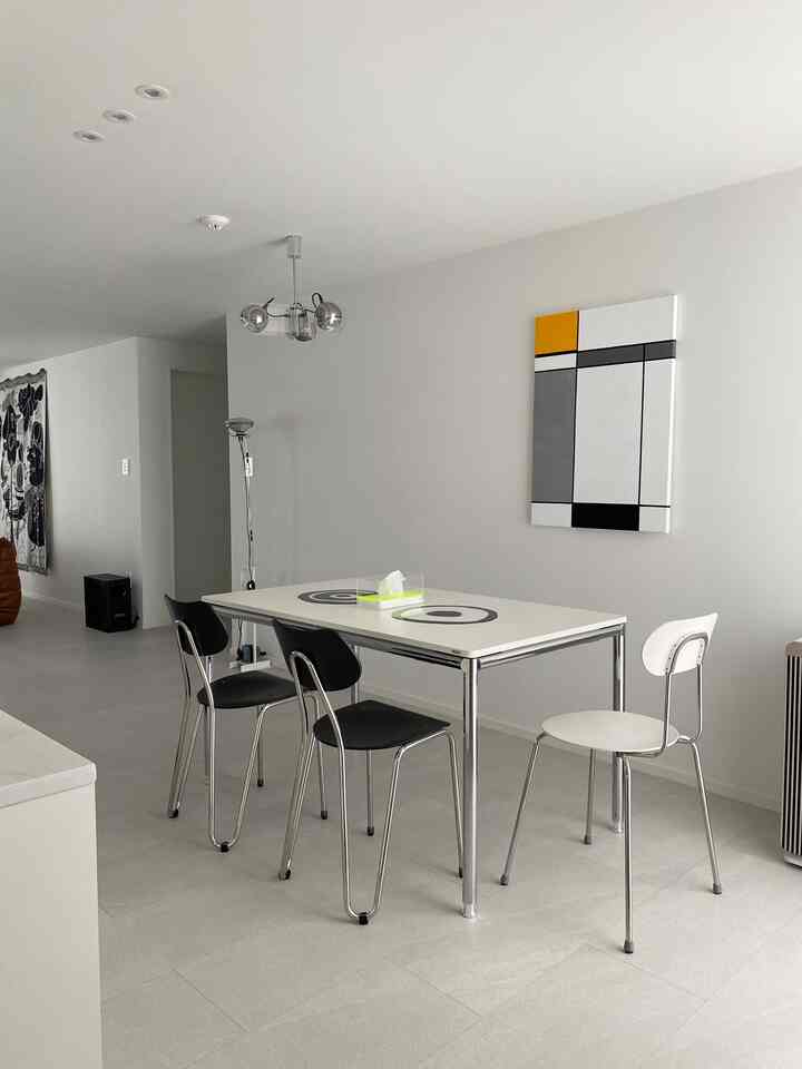 #우리집포토존 #ftc5기이야기
Dining room with a picture I drew🎨

It has the lighting I like, and it’s modern and clean.
This is a dining space that makes you feel good every time you see it✨

Here, I eat and talk with my family. 
I also draw pictures for interior design♥️✨ 

I have never studied art separately, but 
‘If you have fingers and courage, you can do it’ 
I'm drawing it and hanging it with a bold heart😜

Therefore, no matter how you draw it, the evaluation
I think I feel more happy because I’m free😊

#Dining Room Interior #다이닝룸꾸미기
#Arno Chair #마지스체어 #마리올리나체어 
#Picture I drew #예쁜템최고야 #미니멀리스트모여라