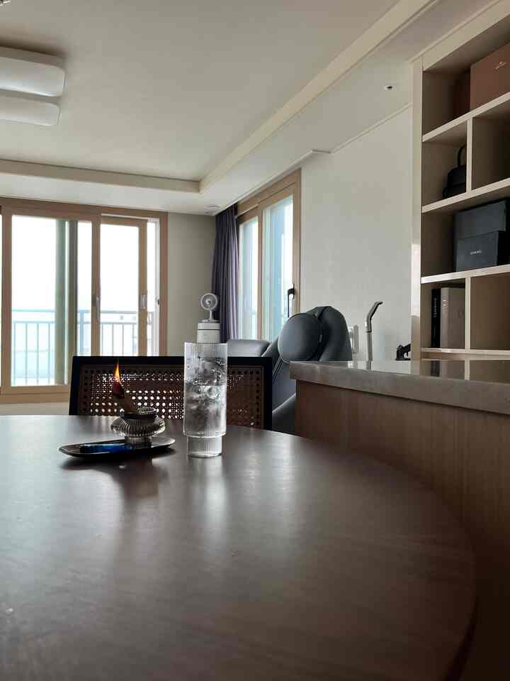 #thursday 

インセンスを燃やす良い日、 
ところで今週の天気は実話でしょう🫨
夏の不聴客、梅雨が目の前に近づいてきましたね。
今年の梅雨は有毒で暑くて雨が多いですが、
長い梅雨とうまく過ごす方法を研究する必要があります🤔

＃今日の私たちの家＃モダンビンテージ＃ミッドセンチュリー＃インセンス＃インセンススティック＃今日の家＃アパートのインテリア＃ホームスターグラム 
#interiordesign #apartmenttherapy #cozyhome #homeinspo #homeinterior #aesthetics #instahome