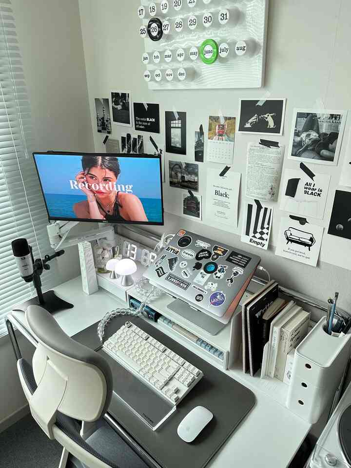 #ftc5기이야기 金をつかんだブラック＆ホワイトデスク🩶✨
私が家で一番の時間を過ごす
デスクスペースを紹介します🖥️ #우리집포토존

職業特性上 
在宅勤務の日がほとんどです🏠
家を飾るときにホームオフィススペース
きちんと飾りたい気持ちがありました⌨️✨

ミッドセンチュリーモダンなインテリアに憧れる 
モノトーン+シルバー（鉄）コンセプトで 
家具とオブジェを選択しました🪩
