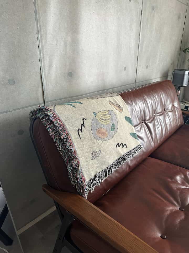 ブランケットはBFGFです。
この簡単に見える絵のが良い抜け感を出してくれてる。
ソファにかけてもベットにかけても広げて大きな絵として飾っても面白いかも!
ブランケットってちょっと肌寒い時にも使えるので便利ですよね! 
#BFGF #ブランケット #roomtour #myroom #賃貸インテリア #デザイナーズ #コンクリート打放し
