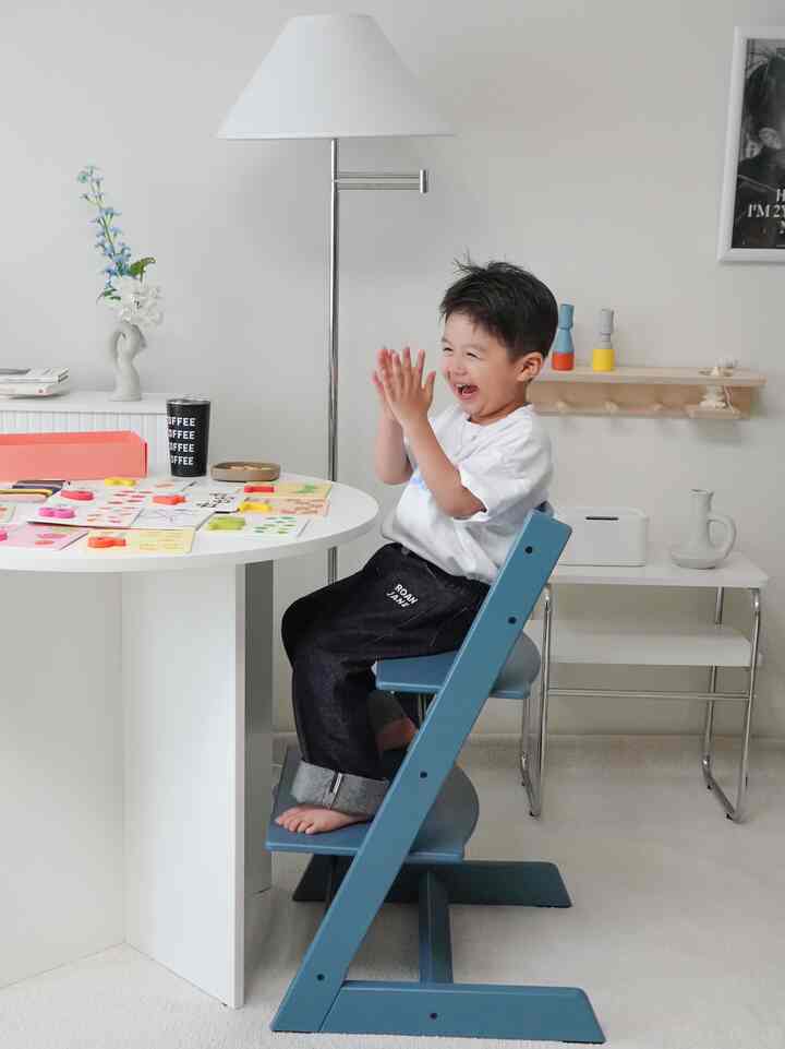 #제품제공 

34ヶ月の子供と一緒にいる家です。
リビングエリアを今、子供と家族が一緒に合うように飾ります。
おもちゃよりもインテリアに気を使っています。

子供が楽に好きなストーケハイチェアと一緒に
ボードを額縁で飾り、一緒に囲んで座りこむ空間として活用したり、

子供が一人で遊んで楽しめる空間も作っておきます。
円形テーブルに似合うストケハイチェアトリップトラップでポイント与えているのに
色味が清涼なフィヨルド・ブルーラ もう少し華やかに見えます。

子供も楽に座ることができながらも
インテリアポイントとしても良いストーケトラップトラップのおかげで
リビング雰囲気は変身しました😊

＃ストーカー＃トリップトラップ＃ストーケトリップトラップ＃ベビーチェア＃新生児チェア＃生涯椅子＃ハイチェア＃最初からトリップトラップ＃TRIPPTRAPP #STOKKE #스토케하이체어＃トリップトラップベビーセット＃トリップトラップアクセサリー＃子育て日常＃育児アイテム＃子育て必需品
