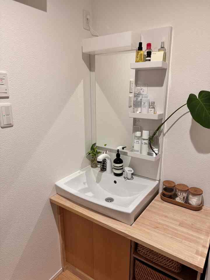 洗面所before after。賃貸のDIYだけどちゃんと原状回復できるようにどこにも固定していません🙅‍♂️

#和モダン #和モダンインテリア #ジャパンディ #モダンインテリア #無機質インテリア #ミッドセンチュリー #ミッドセンチュリーモダン #北欧家具 #ルームツアー #賃貸インテリア #インテリア #賃貸暮らし
#japandi #japandistyle #midcenturymodern #midcentury #집스타그램 #침실인테리어 #집스타그램 #인테리어소품 #무드등 #아파트인테리어 #interior #interiordesign 