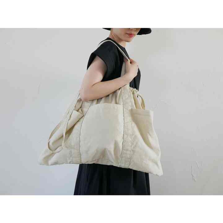レジャーにぴったりな大きな撥水バッグ アイボリー