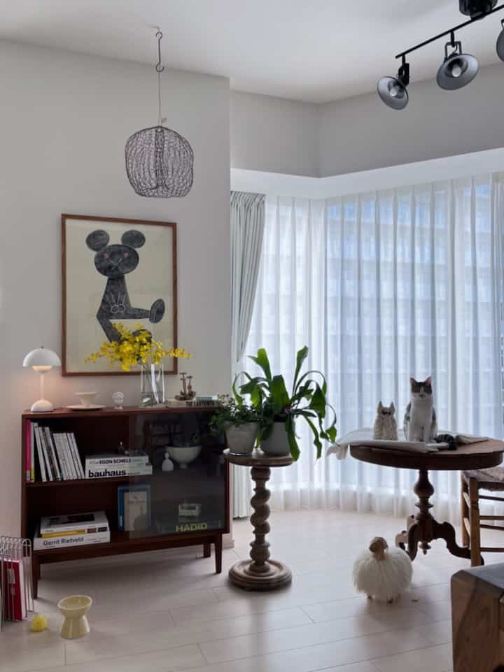 過去ピック🤳
愛猫ガラちゃん🐈とネコさんのティーコゼーのフォルムが丸かぶりな件。

#猫 #猫インテリア #猫のいる暮らし #猫と家 #猫のいる生活 #猫とインテリア #ヴィンテージ #アンティーク #アンティーク家具 #ヴィンテージ家具 #アンティーク小物 #アンティークインテリア #ヴィンテージ雑貨 #マンション #マンションインテリア #カフェテーブル #テーブル 

