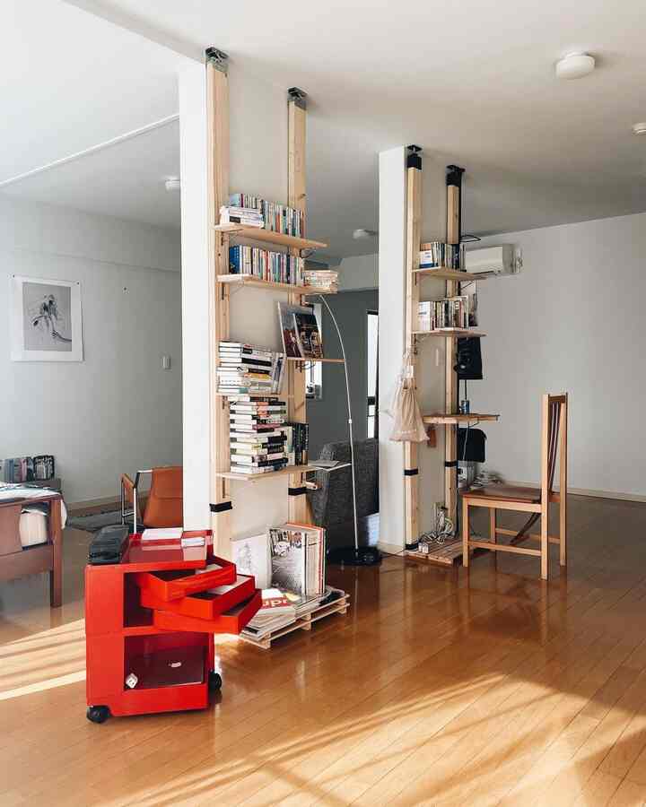 Buat sendiri rak buku menggunakan dua pilar di tengah ruangan🪚
#Rak Buku #リビング #インテリア #DIY用品