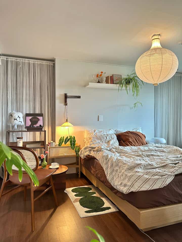 
Mendengarkan musik LP favorit Anda,
Saya menantikan pertengahan musim panas ketika bunga rotan bermekaran. 

#Saya membelinya di Rumah Hari Ini #우리집포토존 
#Interior kamar tidur #맞팔 #라탄인테리어 #라탄체어 #침실꾸미기 #침실조명 #우드수납장 #우드선반 #여름침구 #여름침구추천 
#Item persiapan musim panas #후회없는집사템 #미니집들이
