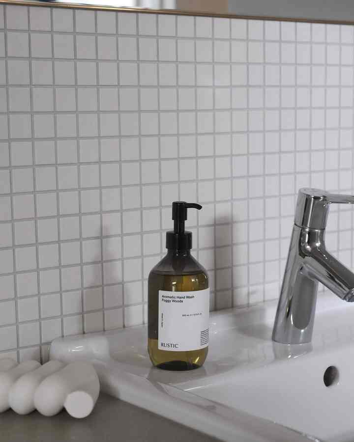 Ubin dan sabun tangan favorit🫧

Juga ada di katalog dan photobook Nagoya Moses.
Kamar mandi favorit saya yang Anda posting 🍃

Saya rindu mandi dengan ubin halus di mana-mana.
Sulit dengan anggaran...
Tapi saya meninggalkan esensinya di sini🤍
Sendinya berwarna abu-abu muda🐀


#Kamar kecil #造作洗面所 #造作洗面台 #タイル #タイル洗面台 #ハンドソープ