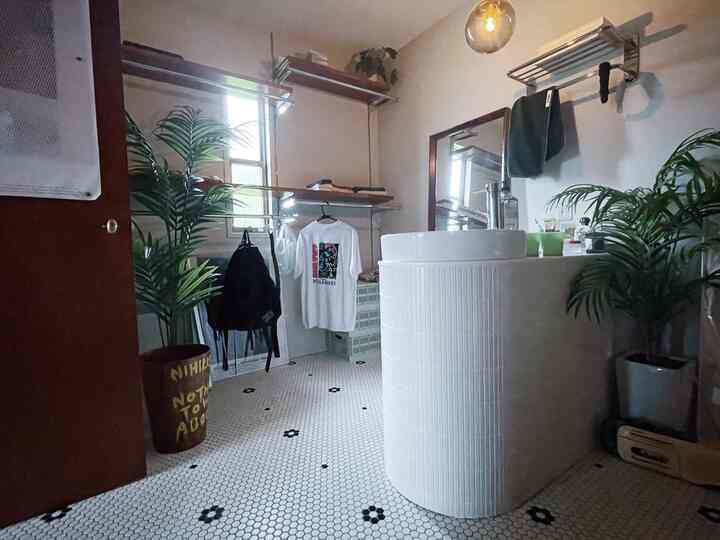 kamar kecil

Untuk lantai, kami memiliki ubin segi enam dengan pola yang terinspirasi oleh hotel klasik Amerika.
Setiap potongan pola ini dibuat dengan tangan oleh seorang pengrajin, sehingga membutuhkan banyak tenaga untuk menyelesaikannya.

Saya suka wastafel memiliki gaya counter di tengahnya, yang unik.
Desain halus dengan desain R adalah sesuatu yang sangat ingin saya sertakan.

Awalnya, saya berpikir untuk membuat dapur menjadi tipe pulau dan membuat konter R, tetapi dalam hal ruang, saya memutuskan akan lebih baik untuk menyerah.
Ini adalah bentuk yang dipertimbangkan oleh desainer dan dibuat ulang di wastafel.

#Renovasi #リノベ #タイル #タイル洗面台 #タイル施工 #フェイクグリーン