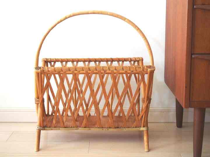 籐のマガジンラック