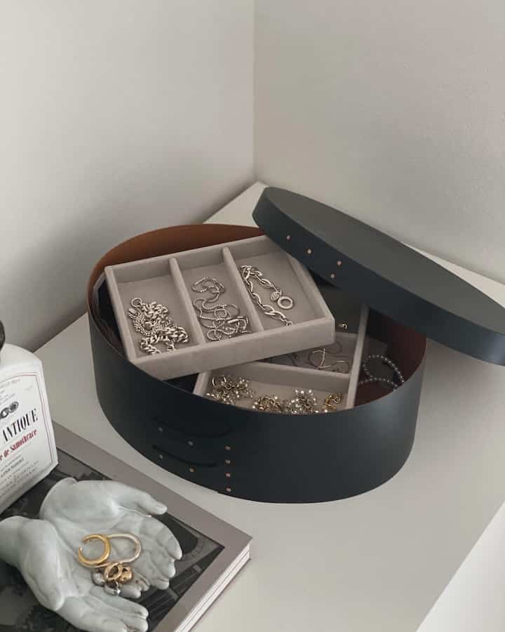 ブラックとホワイトが調和したジュエリー収納、シンプルでミニマルなトレイが整った雰囲気のあるインテリア