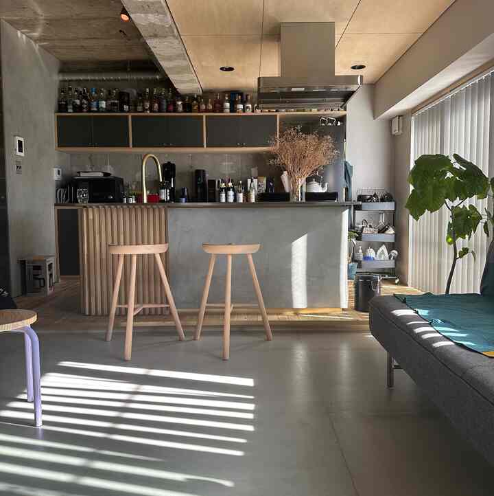 西陽の入るリビング
窓を開ければ心地よい風が入る

#リビング
#角部屋
#モールテックス