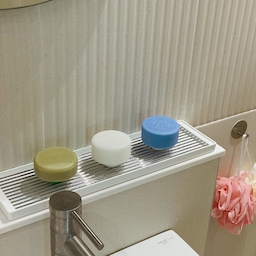 샴푸비누가 뭐라고 왜 이렇게 떨리는거죠?🥹🥹🥹
🧼샴푸바를 드디어 구입했어요🧼
#설거지바 를 우연히 쓰게 되었는데 
거품도 잘나고 뽀득뽀득 세정력도 좋고 
성분도 좋더라고요!
완전 대대대대만족 중인데🥰
샴푸바도 써보신분들의 후기가 좋아
#제로웨이스트 에 한걸음 더 가까워지는 실천해보려고
샴푸, 트리트먼트, 린스바를 구매해보았습니다!
택배상자 열자마자 은은하게 퍼지는 비누향🧼🫧
일단 합격입니다💯
얼른 머리 감아보고 싶어요ㅎㅎㅎ
잘써보고 저의 실경험 후기도 나중에 꼭 들려드릴게요💕
#오늘의집에서샀어 #지구를지켜라 #레스웨이스트 #환경보호 #샴푸바 #트리트먼트바 #린스바 #워싱바 #비누 #비누받침  #화장실인테리어 #욕실인테리어 #컵건조대 #식기건조대 #미니집들이 #오늘의우리집 #나도크리에이터 #요즘뭐샀니 #이거살까요 #내돈내산 #잘산템 #잘샀템 #추천템 #샴푸 #린스 #트리트먼트 #맞팔 #예쁜욕실자랑