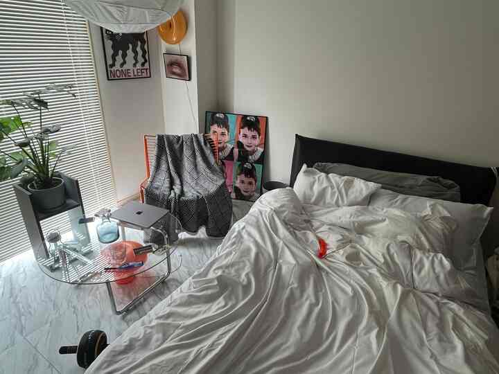 #ミッドセンチュリー #になりたいだけの人生だった
#韓国インテリア ？
#海外インテリアを目指したい

ベッドカバーと椅子にかけるブランケットをモノトーンにしてみた

1kなのでベッドの占める割合が大きくて、カバーを変えるだけで部屋の雰囲気が変わる

リレーションとして椅子の色とテーブル下のランプの色、ケーブルの色を統一してるのがポイント

次は壁にフォーカルポイントを作りたいな〜〜〜〜