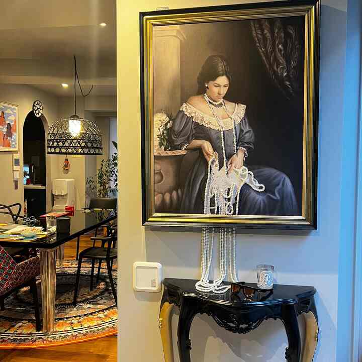 土間スペース(ピアノコーナー)からダイニングの眺め。最初はラグなしだったけどだいぶ目が慣れて馴染んできました。

#アート #カルテル #R壁 #カラフルなインテリア 
