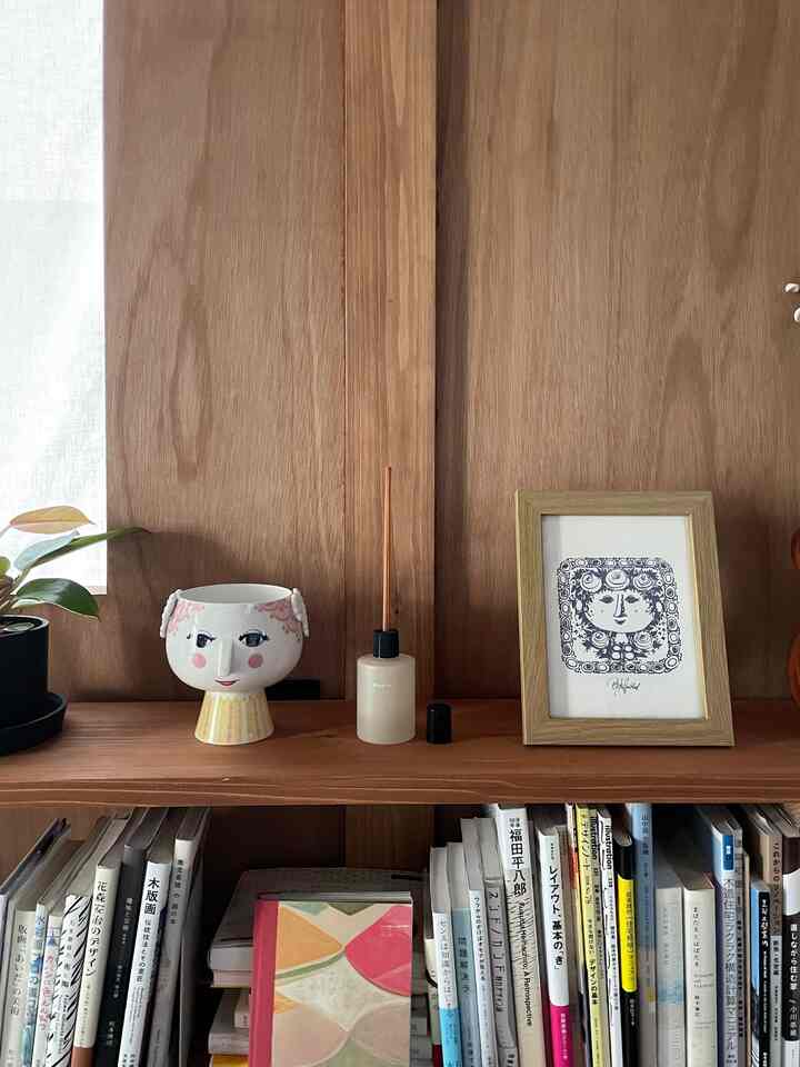 ダイニングの本棚の一角📚
最近、ビヨン・ヴィンブラッドの花瓶がやってきました。我が家では、マダムと呼んでいます💐
家にアートポスターもあったので、一緒に飾りました🖼️

#ビヨンヴィンブラッド #花瓶　フラワーベース #本棚 #本 #棚 #ライブラリー　