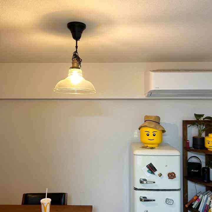 
ガラスとチェーンのバランスが気に入って
ACMEさんから購入しました。
天井が低いのでチェーンを何回も巻いで少し悲しいけどウッドテーブルと暖かい雰囲気になりました。

#一人暮らし部屋 #リビング本棚 #コーナー棚  
#ダイニング照明  #ウッド＆ホワイト #ウッド系 #照明のおすすめ #리빙인테리어 #랜선집들이 #11평인테리어 #다이닝조명
