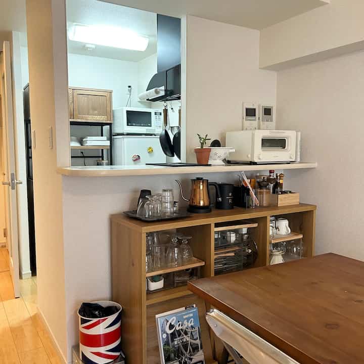 古いマンションでカウンターキッチンがある間取りです。コップやカトラリー、ソース用小皿などをカウンターキッチン下のキャビネットに収納します。

無印良品のアクリルケースは最高！ 

#一人暮らし部屋 #ダイニングインテリア 
#クラッシュゲート #無印良品 #ウッドインテリア #ウッドダイニングテーブル #거실수납 #11평인테리어
